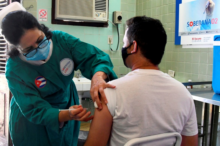 A nurse injects a dose of the Cuban vaccine Soberana 2 to a volunteer during the experimental phase III, March 31, 2021 in Havana (AFP / Archives - Joaquín HERNANDEZ)