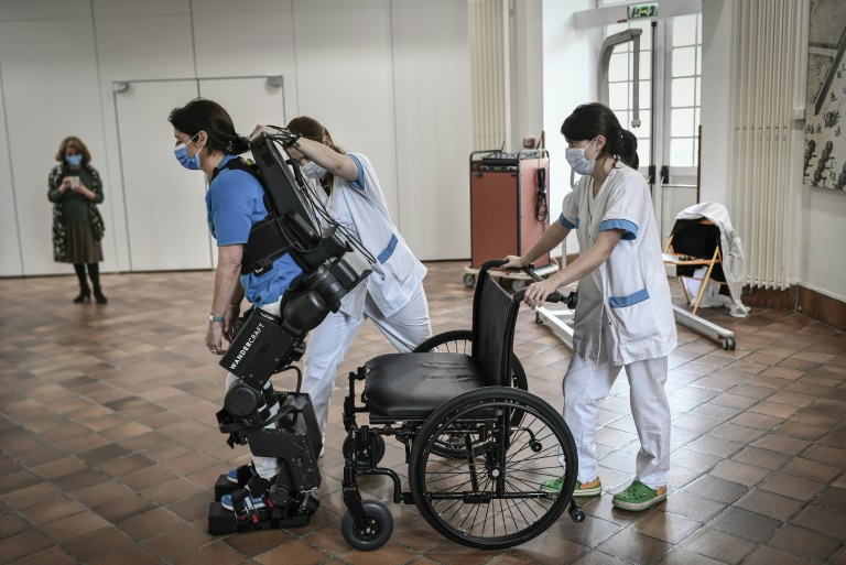 A doctor tests an exoskeleton during a presentation at the Invalides Hospital on November 9, 2022 in Paris (AFP – STEPHANE DE SAKUTIN)