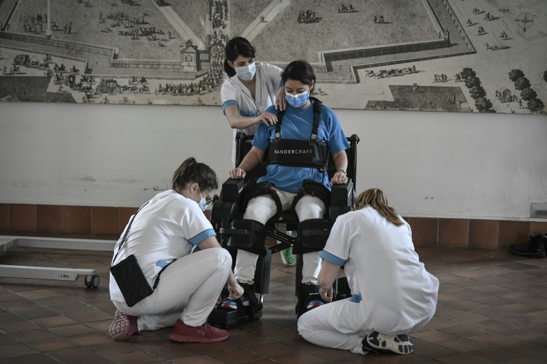 Nurses install an exoskeleton on a doctor for a demonstration at a hospital for the disabled on November 9, 2022 in Paris (AFP - STEPHANE DE SAKUTIN)