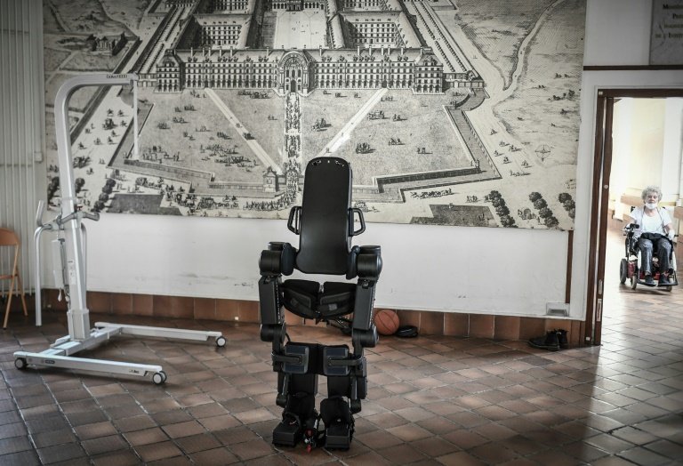 The exoskeleton was handed over to the Hospital for the Disabled on November 9, 2022 in Paris (AFP - STEPHANE DE SAKUTIN)