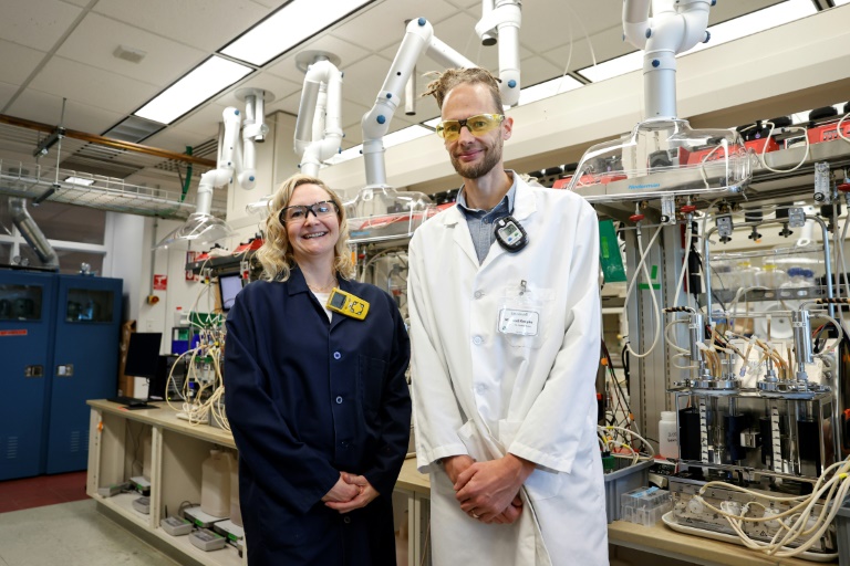 Zara Summers, VP of Science, and Michael Koepke, VP and VP of Synthetic Biology at LanzaTech, in Skokie, November 28, 2022 (AFP - KAMIL KRZACZYNSKI)