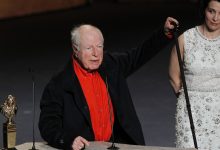 Peter Brook en 2011, recevant un Molière d’honneur pour l’ensemble de sa carrière.