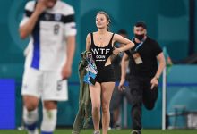 Surprise in Finland-Belgium: a woman enters the field to promote cryptocurrency (photo)