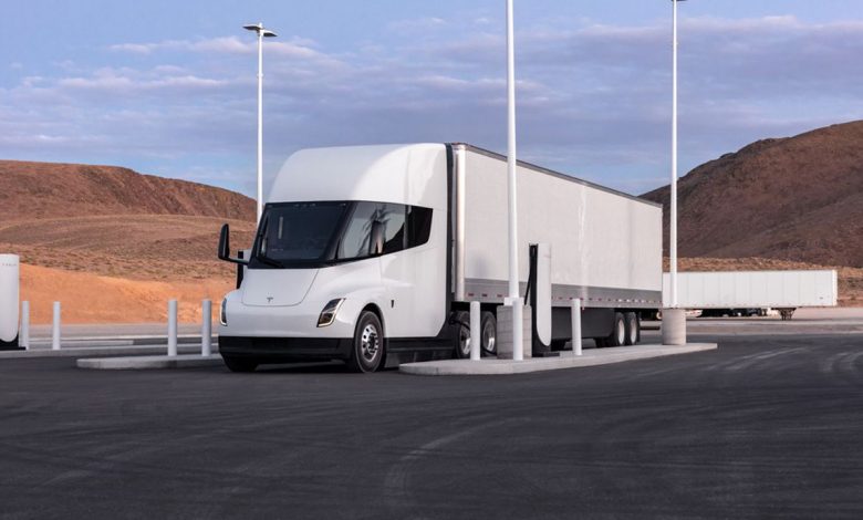 Présenté en grande pompe un soir de novembre 2017, le « Semi » devait initialement prendre la route dès 2019, avait annoncé Tesla.